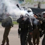 شاب فلسطيني مصاب يتلقى العلاج بعد مواجهات مع القوات الإسرائيلية في دورا، الخليل.