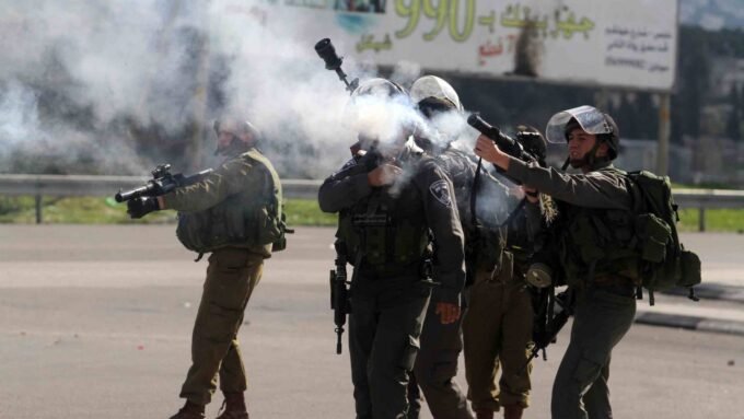 شاب فلسطيني مصاب يتلقى العلاج بعد مواجهات مع القوات الإسرائيلية في دورا، الخليل.