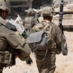 صورة تظهر آثار قصف في قطاع غزة أو قوات عسكرية إسرائيلية على الحدود.