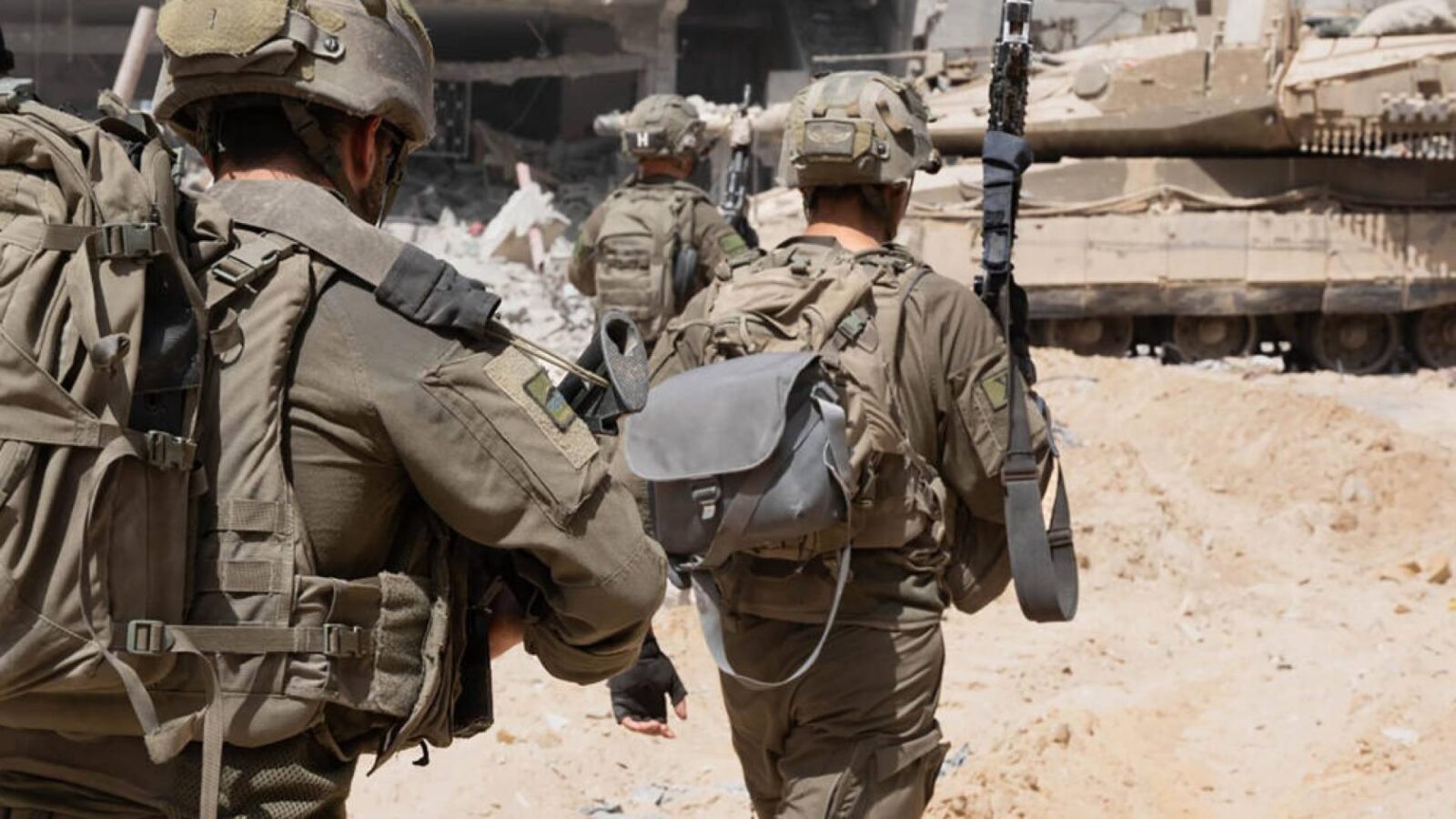 صورة تظهر آثار قصف في قطاع غزة أو قوات عسكرية إسرائيلية على الحدود.