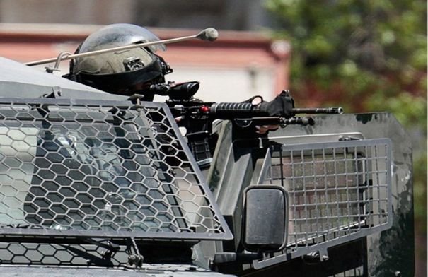 عامل فلسطيني مصاب يتلقى الإسعافات الأولية قرب جدار الفصل في الرام شمال القدس.