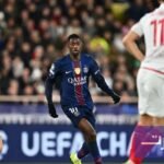 عثمان ديمبلي يغادر الملعب مصاباً خلال مباراة باريس سان جيرمان وموناكو في دوري أبطال أوروبا.