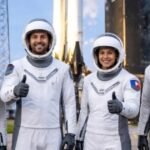 صورة لصاروخ فالكون 9 يحمل مركبة كرو دراغون فريدوم ينطلق نحو الفضاء