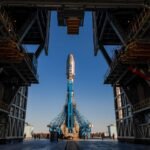 صاروخ سويوز-2.1ب ينطلق من قاعدة بليسيتسك الفضائية حاملاً أقماراً صناعية عسكرية روسية.