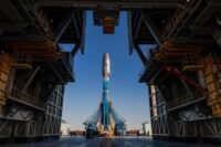 صاروخ سويوز-2.1ب ينطلق من قاعدة بليسيتسك الفضائية حاملاً أقماراً صناعية عسكرية روسية.