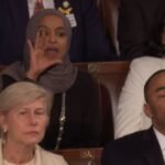 النائبة إلهان عمر تقاطع خطاب الرئيس ترامب في الكونغرس.