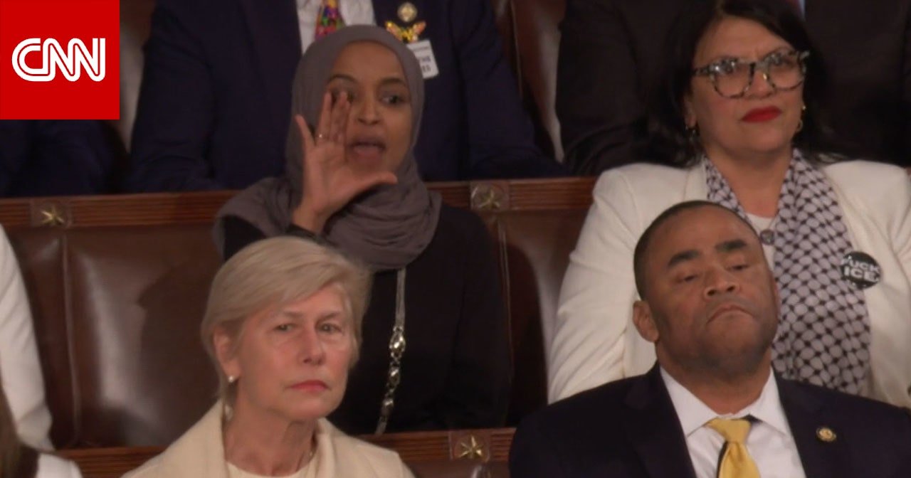 النائبة إلهان عمر تقاطع خطاب الرئيس ترامب في الكونغرس.