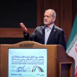 صورة للرئيس الإيراني مسعود بزشكيان يتحدث خلال اجتماع، مع إشارة إلى تصريحاته حول المفاوضات والسياسات الداخلية.