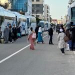 أسر متضررة من الفيضانات تستقبل في مركز إيواء بمدينة الفنيدق.