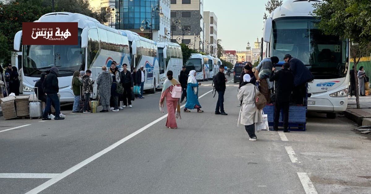 أسر متضررة من الفيضانات تستقبل في مركز إيواء بمدينة الفنيدق.