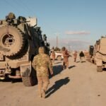 صورة توضيحية لجنود سوريين وأكراد في شمال شرق سوريا يرمزون إلى اتفاق وقف إطلاق النار