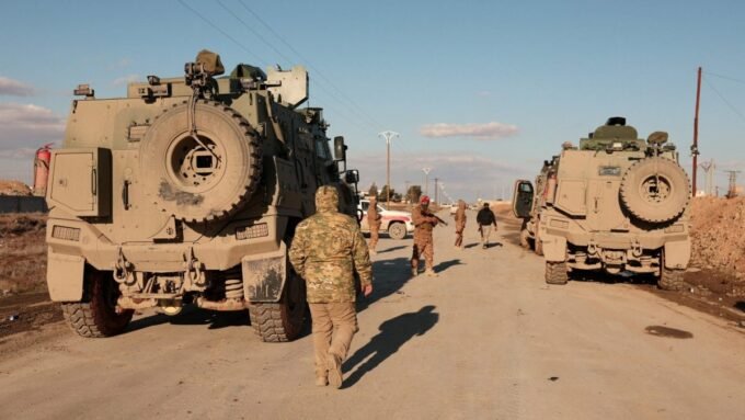 صورة توضيحية لجنود سوريين وأكراد في شمال شرق سوريا يرمزون إلى اتفاق وقف إطلاق النار