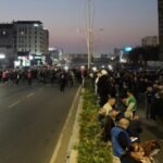 متظاهرون يلقون زجاجات حارقة على مبنى حكومي في تيرانا خلال احتجاجات ضد الفساد الحكومي في ألبانيا.