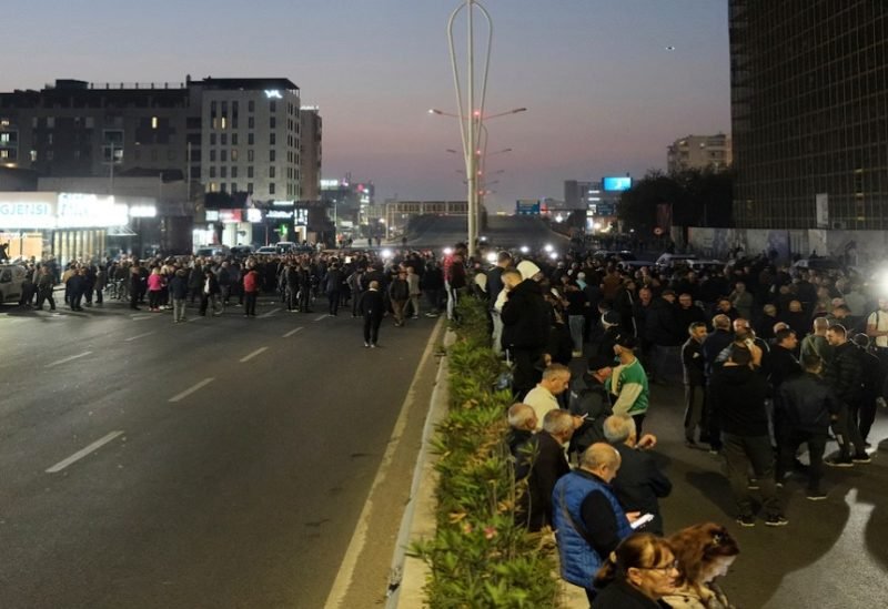 متظاهرون يلقون زجاجات حارقة على مبنى حكومي في تيرانا خلال احتجاجات ضد الفساد الحكومي في ألبانيا.