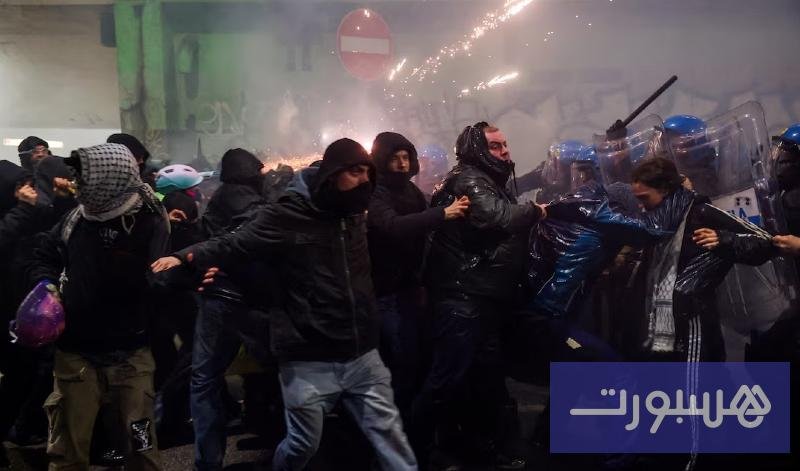 قوات الشرطة الإيطالية تستخدم خراطيم المياه لتفريق متظاهرين قرب منشآت أولمبياد ميلانو-كورتينا الشتوي.