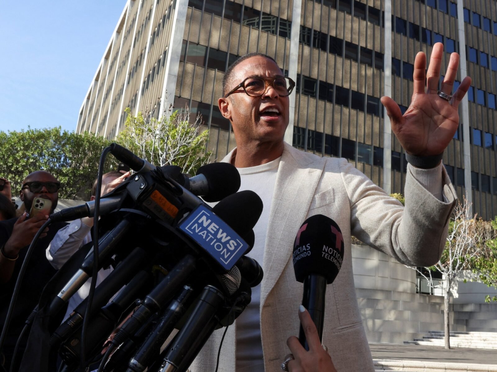 تصعيد قضائي في مينيسوتا: اتهامات جديدة تطال 30 متظاهراً في قضية كنيسة المدن 3 دون ليمون يتحدث لوسائل الإعلام بعد مثوله أمام المحكمة في لوس أنجلوس، كاليفورنيا، في 30 يناير.