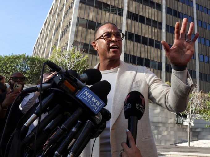 دون ليمون يتحدث لوسائل الإعلام بعد مثوله أمام المحكمة في لوس أنجلوس، كاليفورنيا، في 30 يناير.