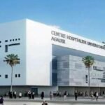 صورة لمجموعة من عمال شركات المناولة يحتجون أمام المستشفى الجامعي محمد السادس بأكادير للمطالبة برواتبهم المتأخرة.