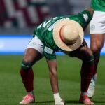 اللاعب خالد الغنام يحتفل بهدفه مع الاتفاق بأسلوب شخصية من أنمي ون بيس في الدوري السعودي.