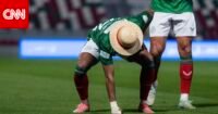 اللاعب خالد الغنام يحتفل بهدفه مع الاتفاق بأسلوب شخصية من أنمي ون بيس في الدوري السعودي.