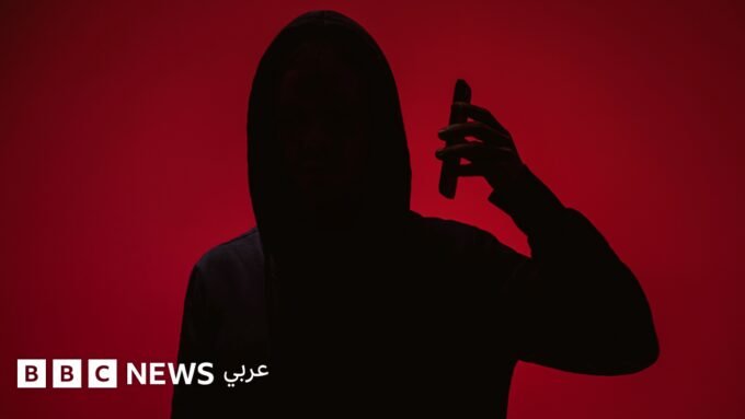 صورة توضيحية لسياسيين لبنانيين مع خلفية تعكس العلاقات اللبنانية السعودية