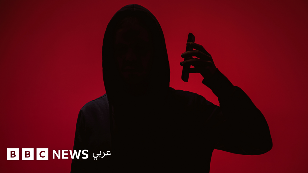 صورة توضيحية لسياسيين لبنانيين مع خلفية تعكس العلاقات اللبنانية السعودية