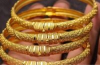 صورة لعملات ذهبية أو أونصات ذهب مع شعار تحذير، ترمز لعمليات الاحتيال في سوق الذهب الإلكتروني في الأردن.