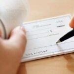 صورة توضيحية لشيكات بنكية وأوراق مالية ترمز لعملية احتيال مالي في طنجة.