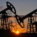 براميل نفط وعقود آجلة تظهر ارتفاع أسعار النفط العالمية في الأسواق