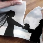 صورة تعبيرية لزوجين يواجهان تحديات في علاقتهما، مع خلفية ترمز لوسائل التواصل الاجتماعي أو الضغوط الاقتصادية.