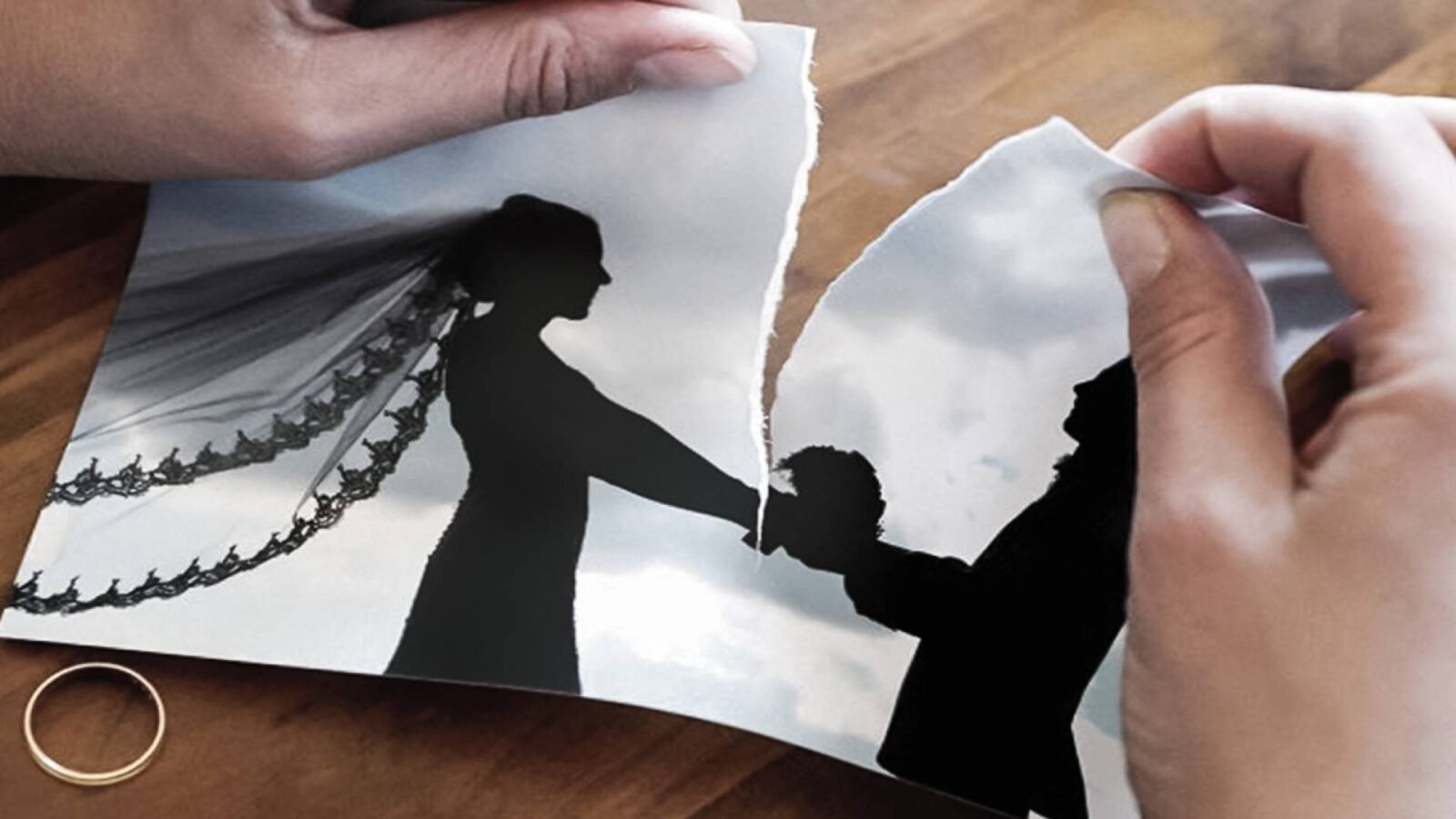 صورة تعبيرية لزوجين يواجهان تحديات في علاقتهما، مع خلفية ترمز لوسائل التواصل الاجتماعي أو الضغوط الاقتصادية.