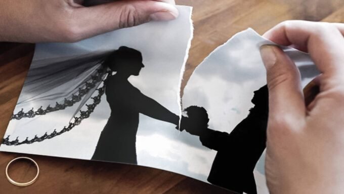 صورة تعبيرية لزوجين يواجهان تحديات في علاقتهما، مع خلفية ترمز لوسائل التواصل الاجتماعي أو الضغوط الاقتصادية.