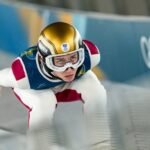 صورة للمتزلج النمساوي دانيال تشوفينيغ أو لمتزلج أثناء منافسات القفز على الجليد في الأولمبياد الشتوية.