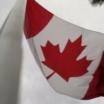 علم كندا مع رموز تعبر عن القوة العسكرية والاستثمار الدفاعي.