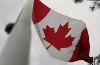 علم كندا مع رموز تعبر عن القوة العسكرية والاستثمار الدفاعي.