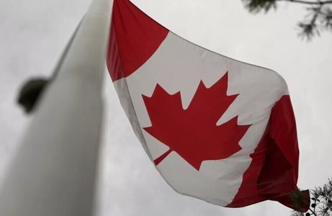 علم كندا مع رموز تعبر عن القوة العسكرية والاستثمار الدفاعي.