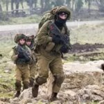 جنود من لواء جولاني الإسرائيلي خلال تدريبات عسكرية على تضاريس وعرة