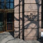 صورة أرشيفية لويل لويس، الرئيس التنفيذي السابق لصحيفة واشنطن بوست.