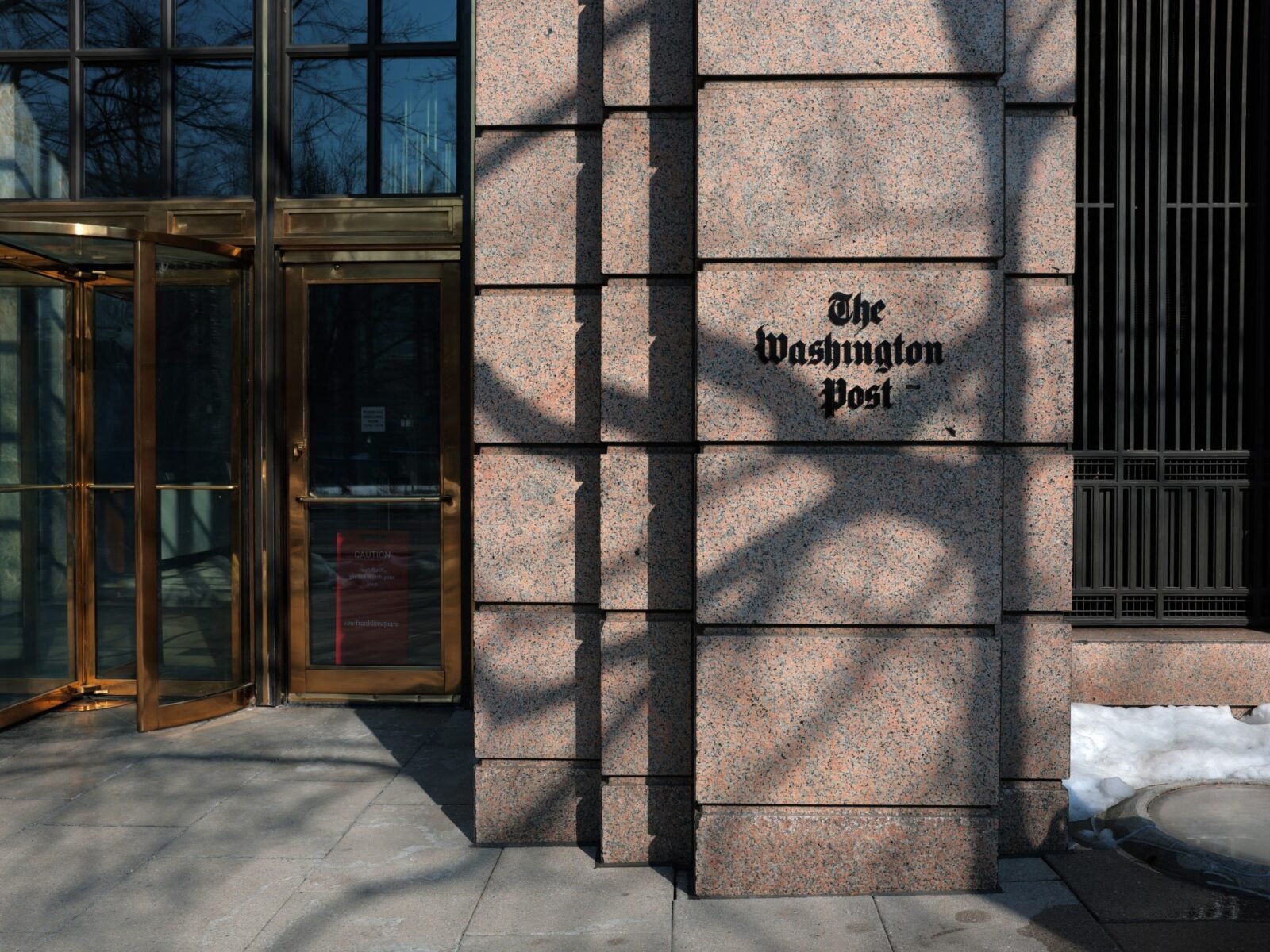 صورة أرشيفية لويل لويس، الرئيس التنفيذي السابق لصحيفة واشنطن بوست.