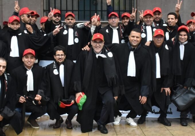 صورة لميزان العدل يرمز لاستقلالية المحاماة في النظام القضائي.