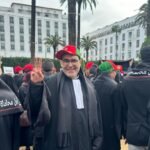 صورة توضيحية للمحامين المغاربة وهم يعبرون عن وحدتهم وصمودهم في الدفاع عن استقلالية مهنتهم.