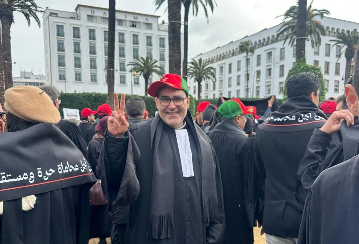 صورة توضيحية للمحامين المغاربة وهم يعبرون عن وحدتهم وصمودهم في الدفاع عن استقلالية مهنتهم.