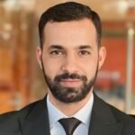 صورة ترمز إلى العدالة أو الميزان أو قاعة محكمة