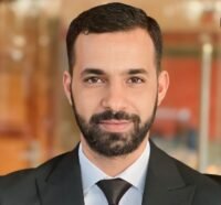 صورة ترمز إلى العدالة أو الميزان أو قاعة محكمة