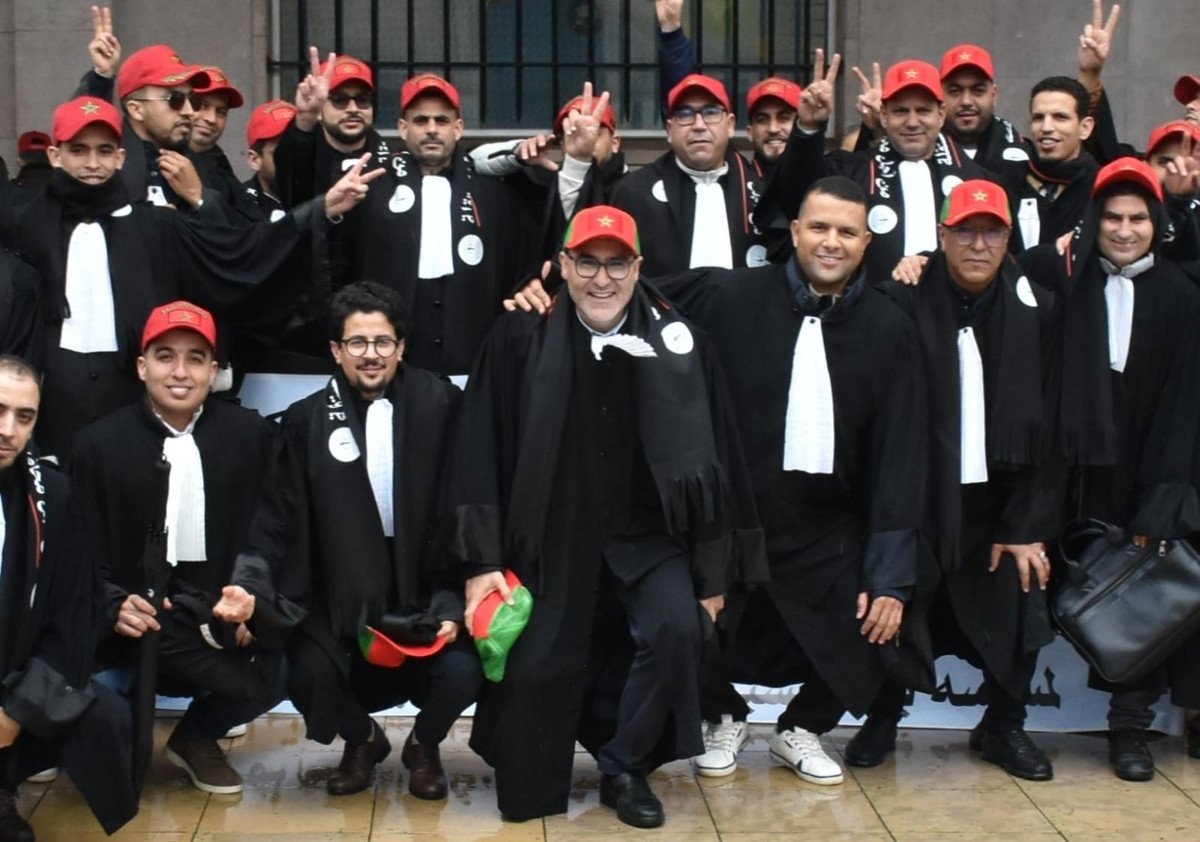 صورة لميزان العدل يرمز لاستقلالية المحاماة في النظام القضائي.