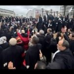 استمرارية احتجاج المحامين: معركة قانونية تحدد مسار المغرب المستقبلي 8 صورة للمحامين المغاربة خلال وقفة احتجاجية ضد مشروع قانون مهنة المحاماة، تعبر عن تمسكهم باستقلاليتهم.