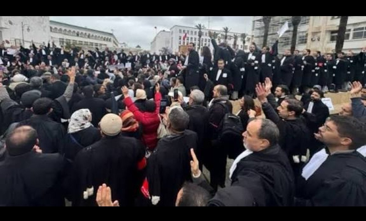 صورة للمحامين المغاربة خلال وقفة احتجاجية ضد مشروع قانون مهنة المحاماة، تعبر عن تمسكهم باستقلاليتهم.