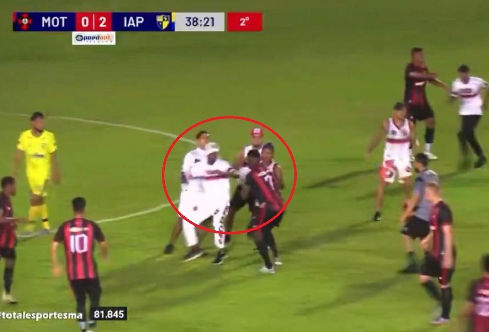 اعتداء جماهير على اللاعبين