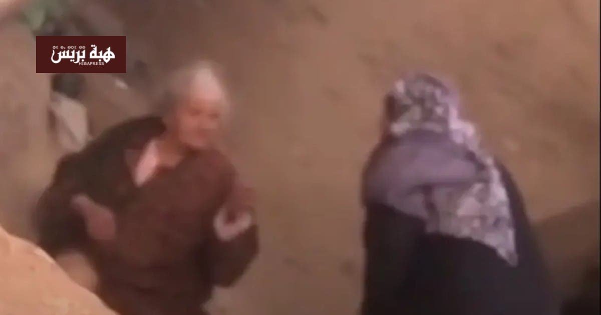 صورة تظهر لقطة من الفيديو المتداول لاعتداء ابنة على والدتها المسنة في مصر