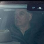 صورة للأمير أندرو مع خلفية تظهر سيارات الشرطة البريطانية